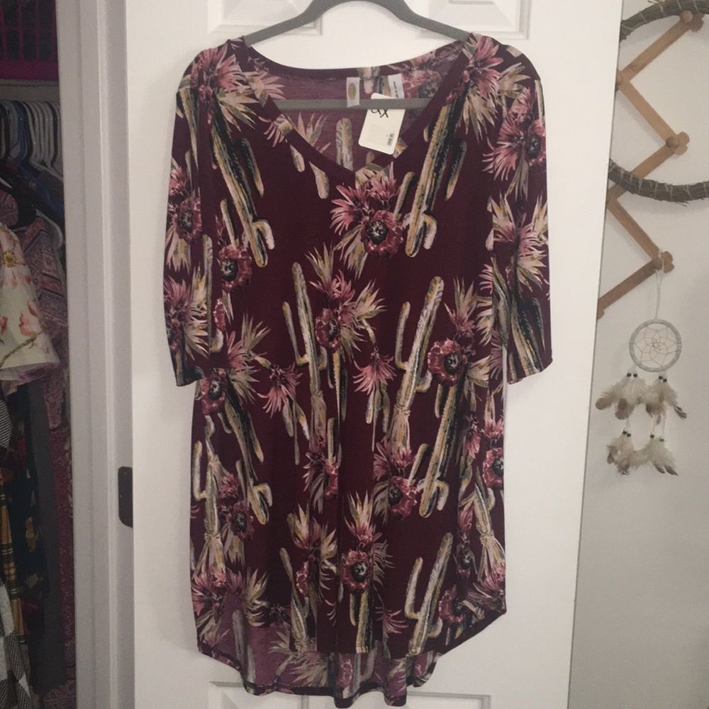 NEW Kendra's Tunic Top 2X Plus Size Burgundy Desert Cactus Floral V-Neck Blouse
